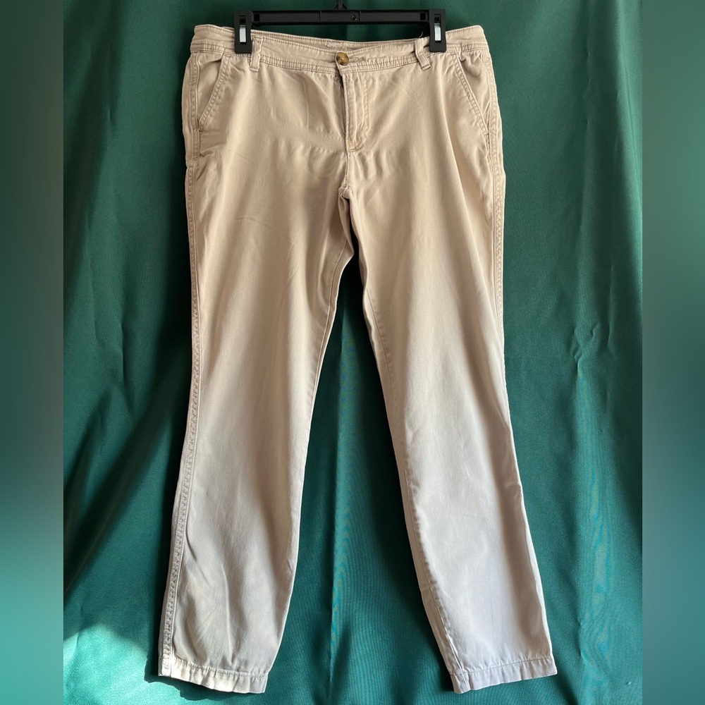 Old Navy “The Diva” Women’s Size 10 straight leg khaki pants . Good condition.